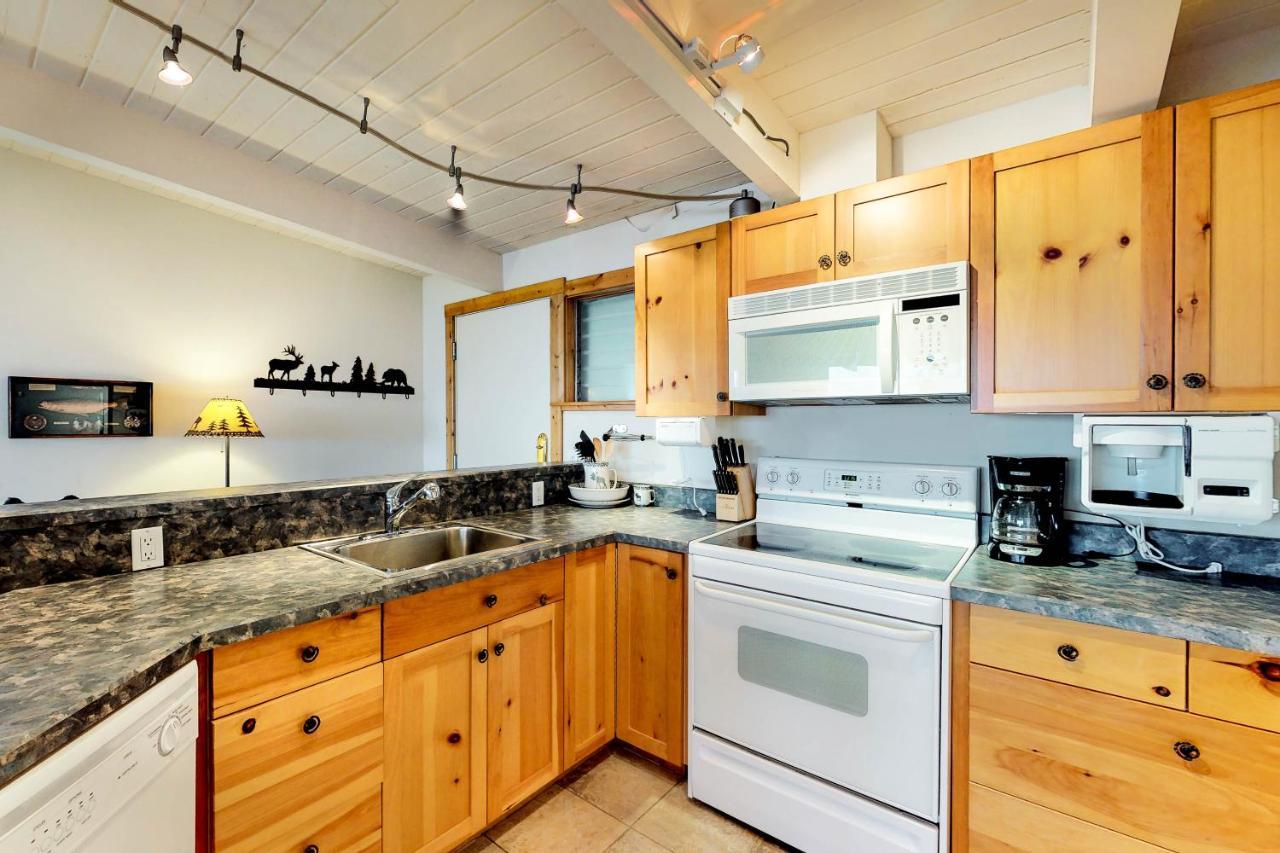 Many Springs Lakefront Condos Bigfork Quarto foto